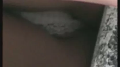 वह किशोर को धोखा देने के लिए कड़ी हिंदी में फुल सेक्सी मूवी सजा देता है